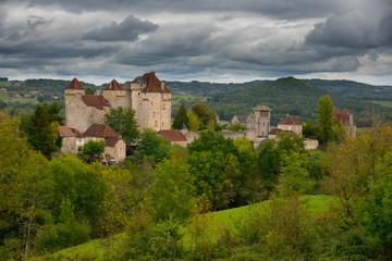 Fototapeta na wymiar Festungsdorf Curemente im Vallée de la Dordogne