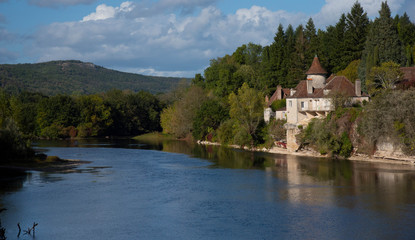 Fototapeta na wymiar Meyronne im Vallée des rocs an der Dordogne