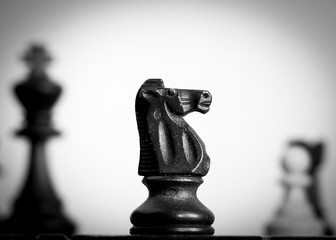 Scacchi fotografati su una scacchiera