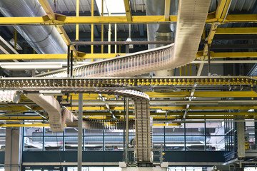 Interieur und Maschinen in einer Großdruckerei - Fliessbänder zum Transport von gedruckten...