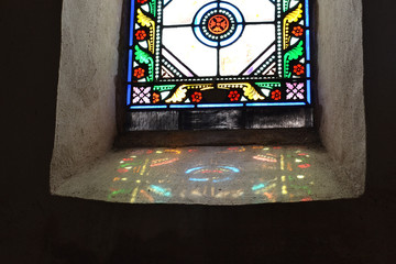 Vitraux d'une église, reflets de vitraux, église de Cruéjouls dans les gorges du Lot, France
