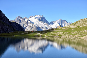 Fototapeta na wymiar Lac de Goléon dans les Alpes Françaises, en face du pic de la Meije parc national des écrins