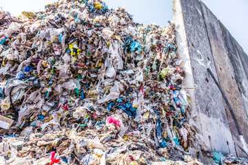 Abfall von Plastikflaschen und anderen Arten von Plastikabfällen auf der Mülldeponie 