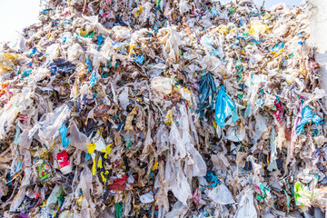 Abfall von Plastikflaschen und anderen Arten von Plastikabfällen auf der Mülldeponie 