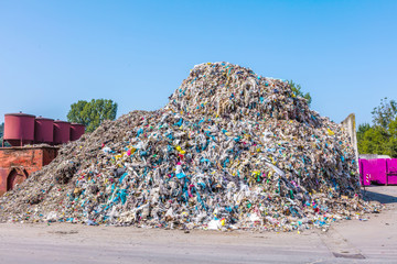 Abfall von Plastikflaschen und anderen Arten von Plastikabfällen auf der Mülldeponie 