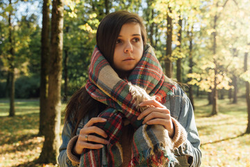 Przeziębiona dziewczyna ubrana w szalik. Jesień.