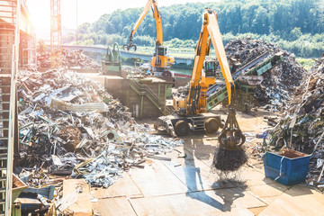Haufen von Altmetall und Ausrüstung für das Recycling, metall Deponie
