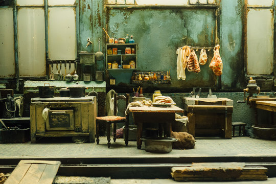 une vieille boucherie charcuterie dans une cuisine avec de la viande pendue