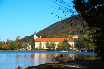 Fototapeta na wymiar Bräustüberl am Tegernsee, castle, historic building, sunny day, blue sky