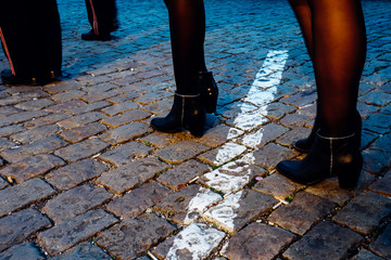 des jambes de femmes sexy en collant et ne bas pendant un défilé militaire et une fanfare
