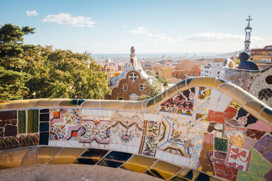 Parc G&uuml;ell &agrave; Barcelone avec vue sur une maison et la ville de Barcelone