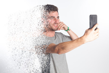 Chico joven haciéndose un selfie y desintegrándose por la contaminación electromagnética o bien...