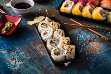  Sushi Set Sashimi und Sushirollen auf Steinschiefer serviert