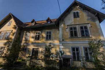 verlassenes hotel im gebirge ansicht