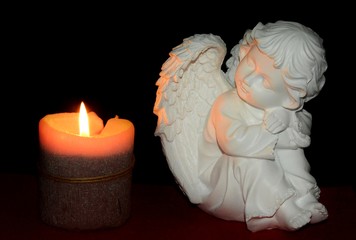 Fototapeta na wymiar an angel near to a candle