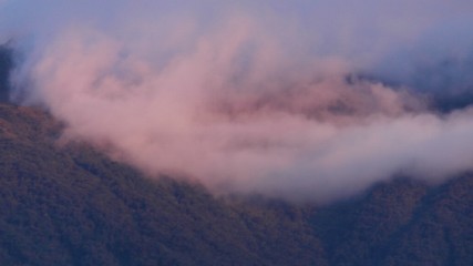 Paisaje  Hermosa de una montaña unido con nubes de color naranja