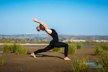 Mujer joven practicando Yoga en el Parque Natural de Tarifa, Cádiz, Andalucía