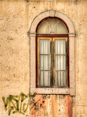 Fototapeta na wymiar Vieille fenêtre à Figueira da Foz, Portugal