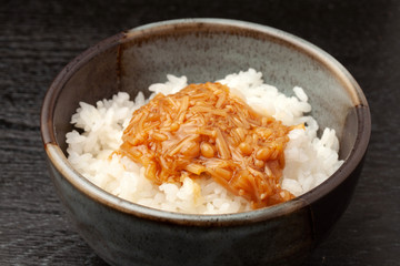 なめ茸をかけたご飯