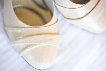 Obraz na płótnie Canvas white wedding shoes