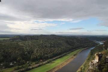 Fototapeta na wymiar Die Elbe bei Rathen