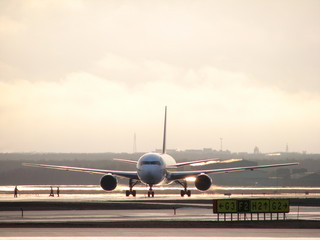 離陸準備中の飛行機
