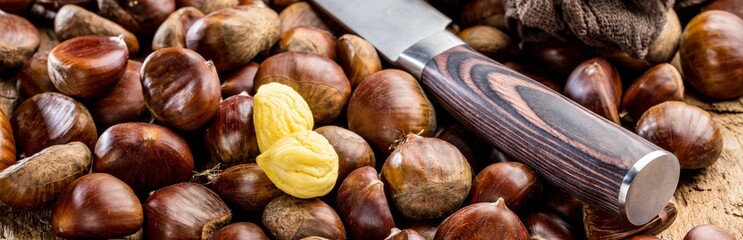 Gebratene Kastanien serviert auf dem alten Tisch