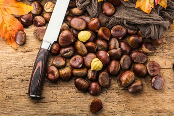 Gebratene Kastanien serviert auf dem alten Tisch