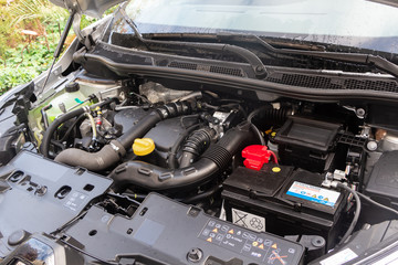  Primelin – France, October 25, 2018 : Engine of a Renault car with open bonne - 296139477