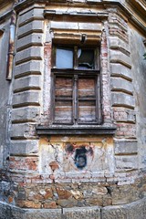 Fototapeta na wymiar decorations in the windows of old houses