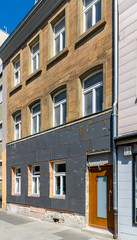 Wärmedämmung und Sanierung eines Wohnhauses mit 3 Stockwerken in einer deutschen Kleinstadt,  die oberen Stockwerke sind mit Sandstein gebaut