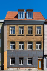Wärmedämmung und Sanierung eines Wohnhauses mit 3 Stockwerken in einer deutschen Kleinstadt,  die oberen Stockwerke sind mit Sandstein gebaut