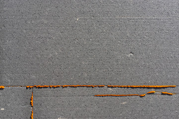 Wärmedämmplatten in grau und Klebstoff in orange zur Wärmeisolierung von Wohngebäuden in Nahaufnahme, auch als Hintergrund zu verwenden