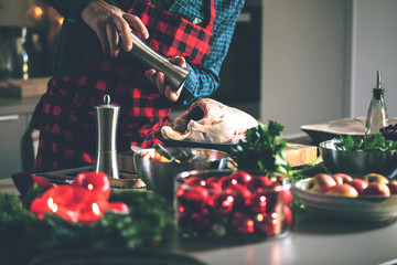 Mann bereitet leckeres und gesundes Essen in der häuslichen Küche zu Weihnachten zu...