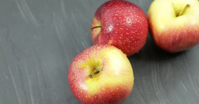 Mele rosse sulla tavola