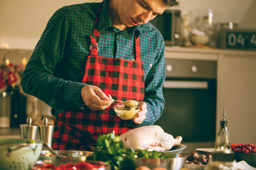 Mann bereitet leckeres und gesundes Essen in der häuslichen Küche zu Weihnachten zu...