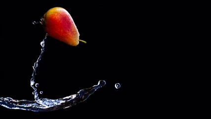 fliegende Birne im Wasserstrahl