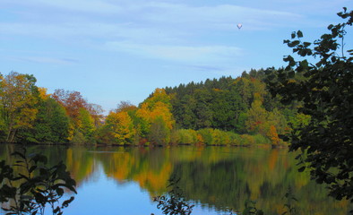 Fototapeta na wymiar See im Herbst