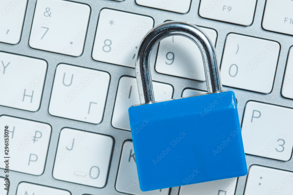 Aufkleber lock and key on keyboard on desk