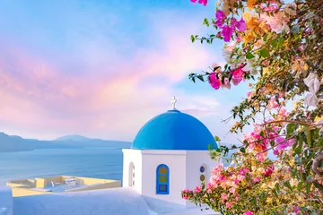 Foto op Plexiglas Mooie Oia-stad op Santorini-eiland, Griekenland. Traditionele witte architectuur en Grieks-orthodoxe kerken met blauwe koepels over de Caldera, Egeïsche zee. © MarinadeArt