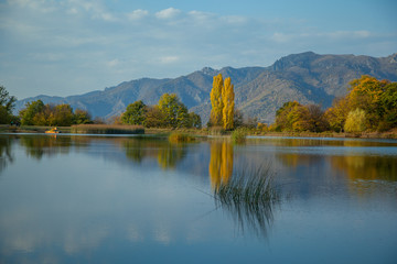 Fototapeta na wymiar mountain with forets with lake under sky