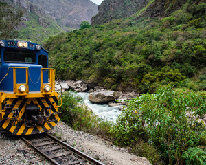 Tren en montañas