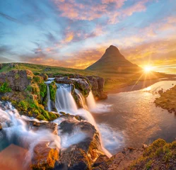 Vlies Fototapete Wasserfälle Schöne Landschaft mit Sonnenaufgang am Wasserfall Kirkjufellsfoss und Berg Kirkjufell, Island, Europa.