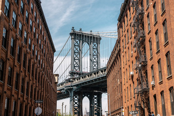 Obraz premium Widok jednej z wież mostu Manhattan Bridge z ulic dzielnicy DUMBO, Brooklyn, NYC