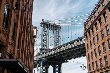 Fototapeta premium Widok jednej z wież mostu Manhattan Bridge z ulic dzielnicy DUMBO, Brooklyn, NYC