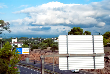 carretera con paneles informativos en Tarragona (España)