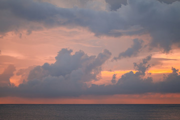 Naklejka premium Colorful tropical sky with clouds over ocean