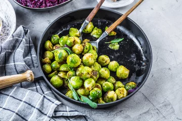 Foto auf Acrylglas Frying pan with roasted brussel sprouts on table © karepa