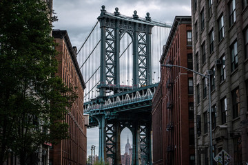 Blick auf einen der Türme der Manhattan Bridge von den Straßen des Stadtteils DUMBO, Brooklyn, NYC