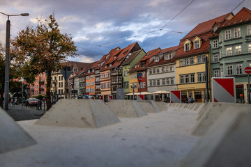 Historische mittelalterliche Häuser am Erfurter Domplatz mit Betonbarriere, LKW-Sperre im Vordergrund